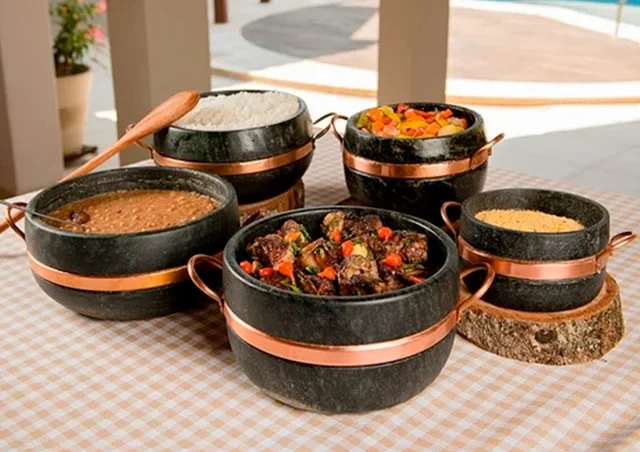 A panela de pedra sabão é um utensílio culinário tradicionalmente brasileiro