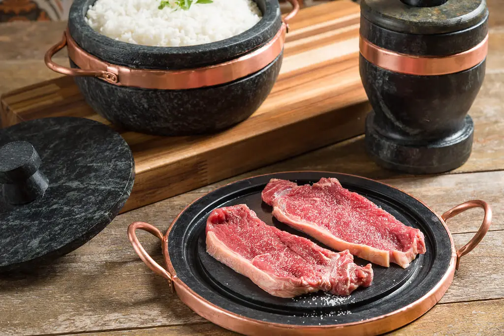 O que é a panela de pedra sabão