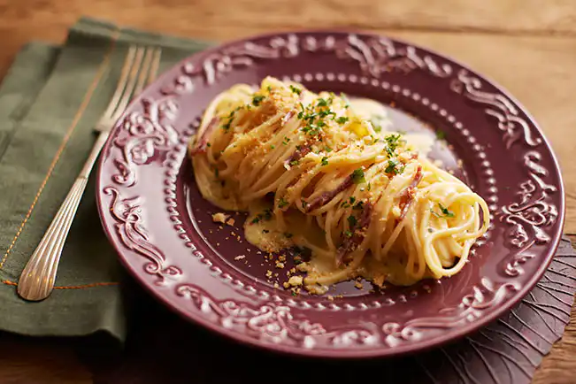Macarrão à carbonara com carne-seca