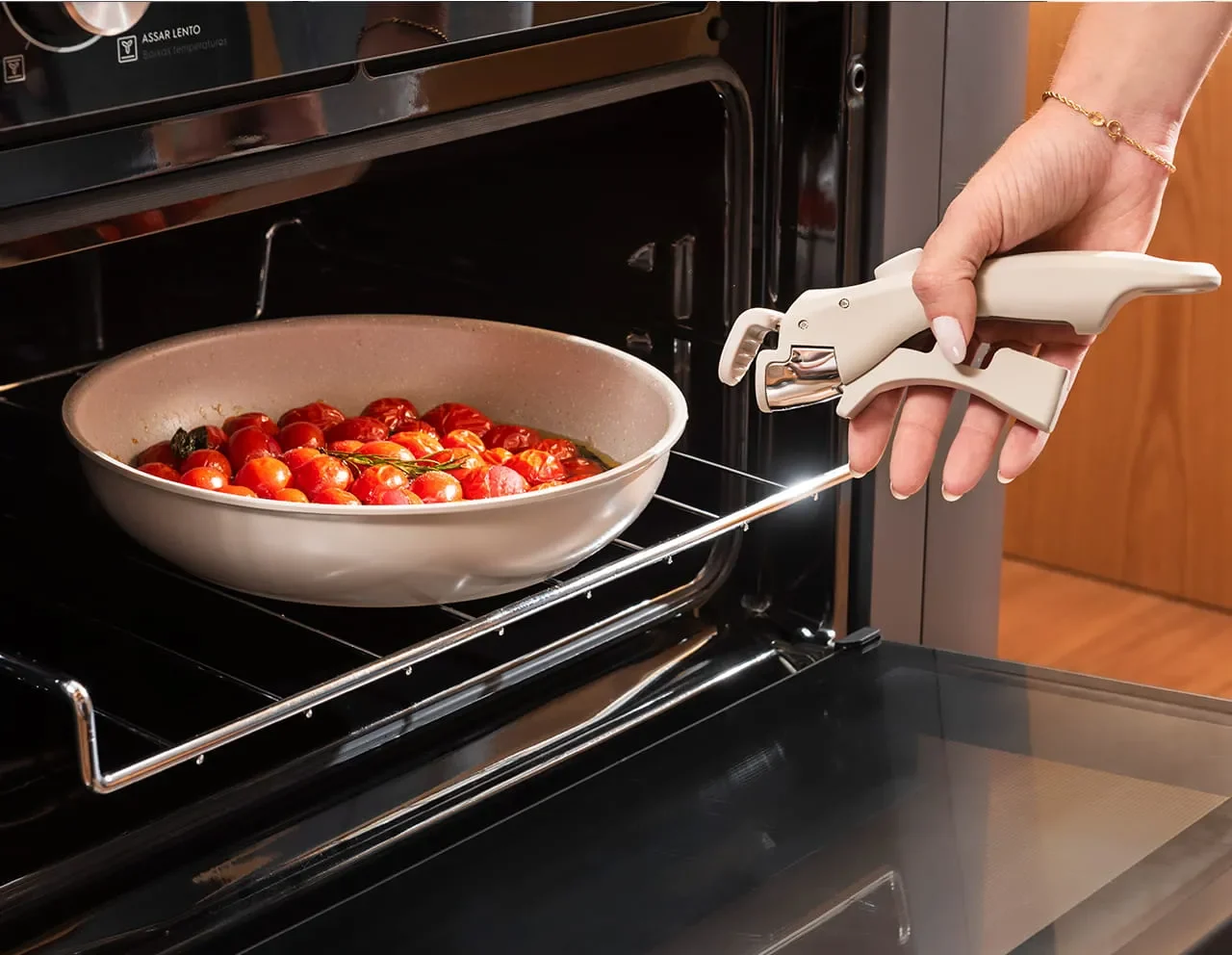 panela de cerâmica no forno